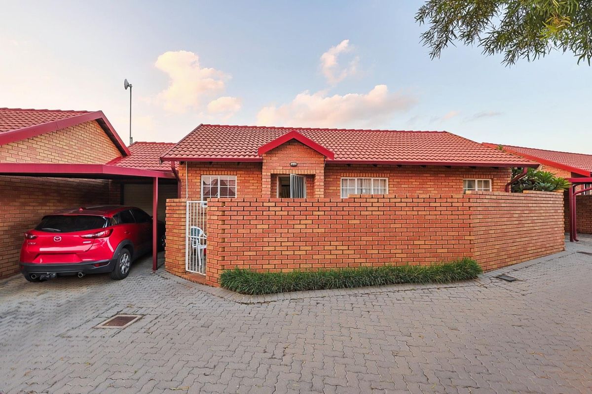 Charming 2-Bed Townhouse with Private Garden in Equestria - Photo 2