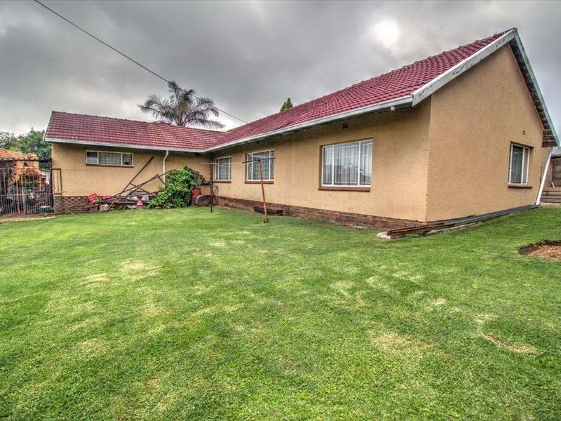 Large family home in an enclose area - Photo 3