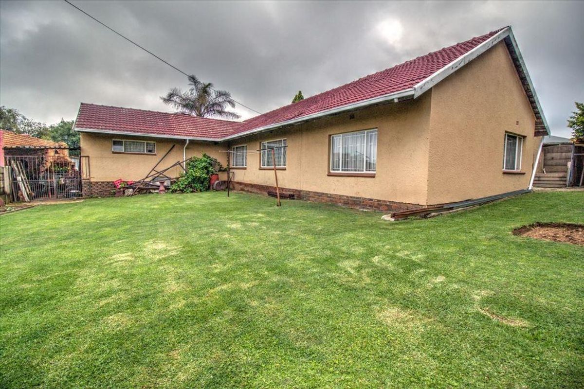 Large family home in an enclose area - Photo 3