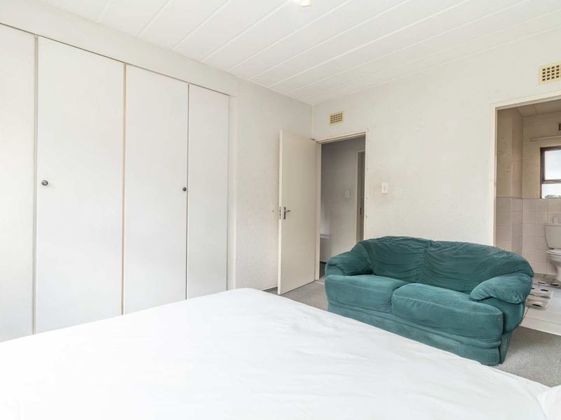 3 bedroom apartment in the leafy heart of Paulshof - Photo 10