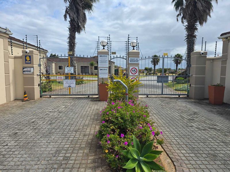 Neat & Move-In Ready 3-Bedroom Townhouse | Smallville Ridge, Morningside - Photo 2