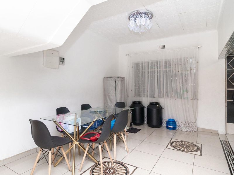 Open-Plan Elegance: Your Dream Townhouse Awaits! - Photo 7