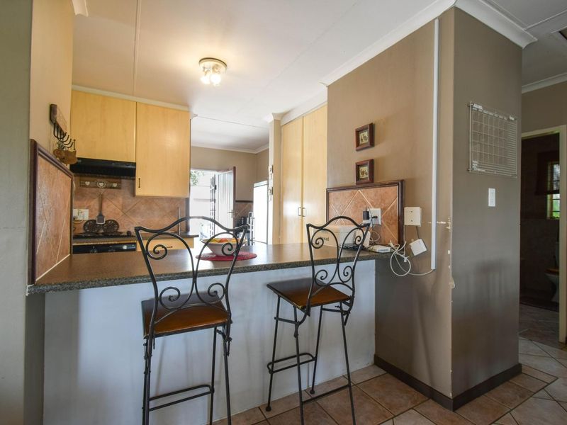 Three bedroom simplex in security complex - Moreleta Park - Photo 9