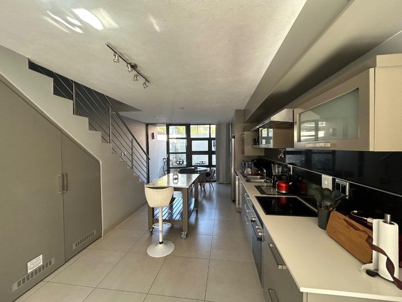 Spacious 2-Bed Townhouse in Die Wilgers – Modern & Bright! - Photo 3