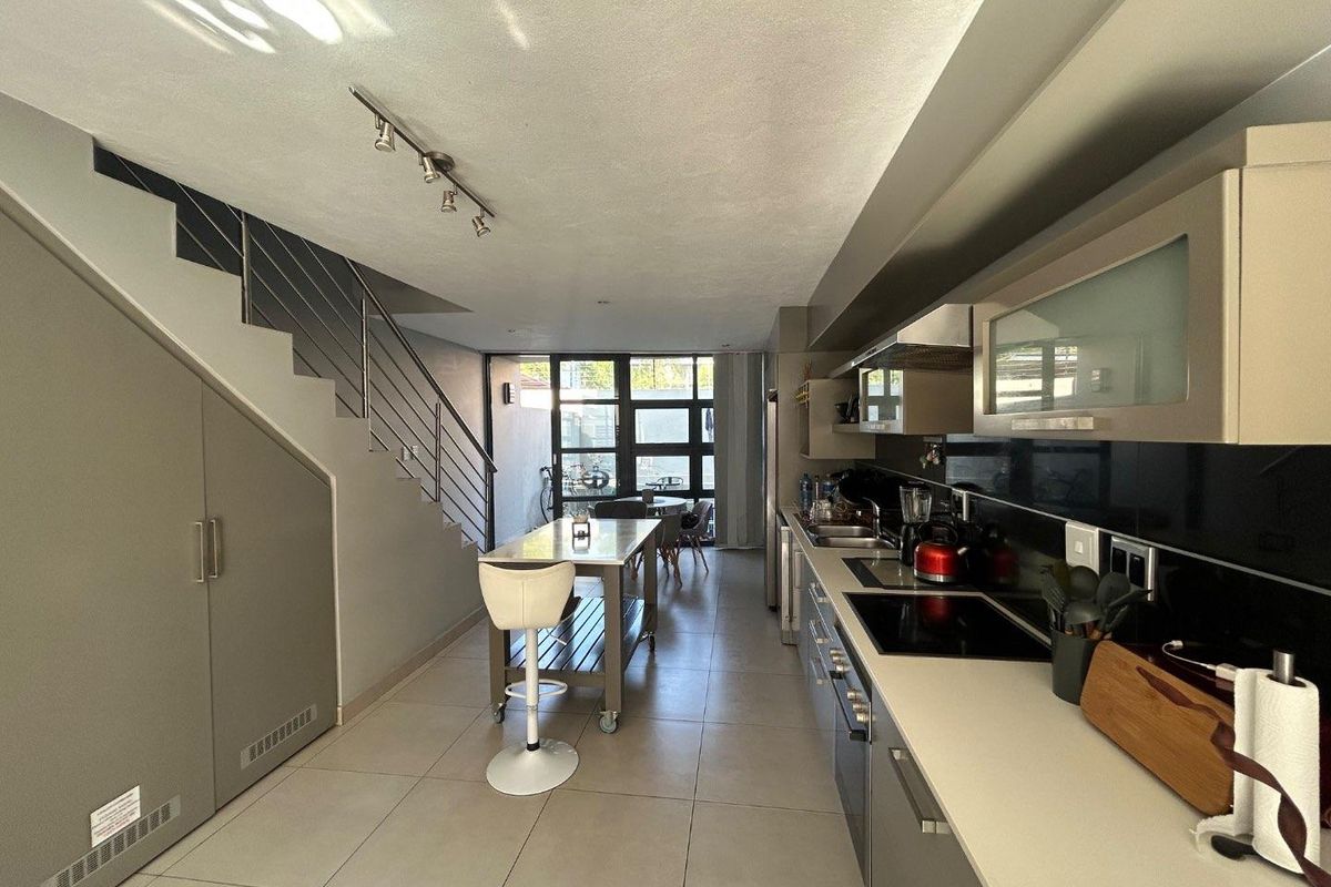 Spacious 2-Bed Townhouse in Die Wilgers – Modern & Bright! - Photo 3