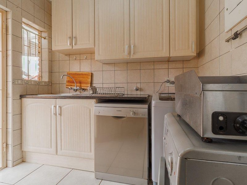 Four bedroom duet with study and potential fifth bedroom - Moreleta Park - Photo 7