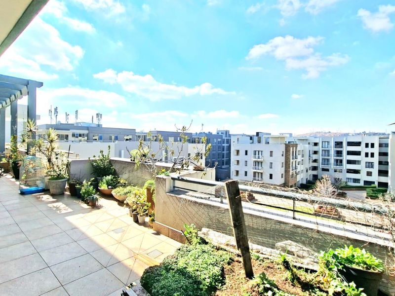Spacious Bedford Centre Apartment – Prime Position, Exceptional Potential! - Photo 1
