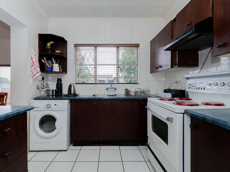 Spacious 6 Bedroom Family Home in a Secure and Sought-After Enclosure in Van Riebeeck Park - Photo 10