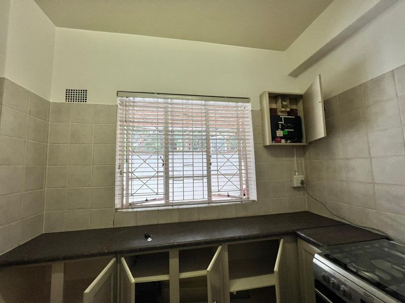 A BEAUTIFULLY FURNISHED TWO BEDROOM PET FRIENDLY APARTMENT - Photo 7