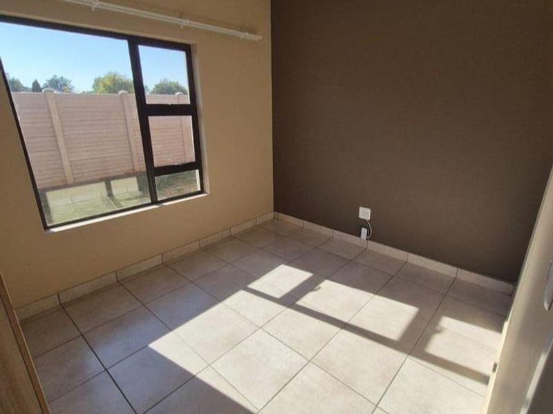 Pet-Friendly Townhouse in Sought-After Kookrus - Photo 9
