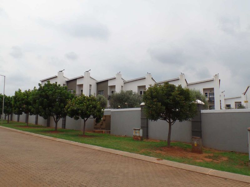 2 bed, 2 bath top floor unit in Elardus Park - Photo 3