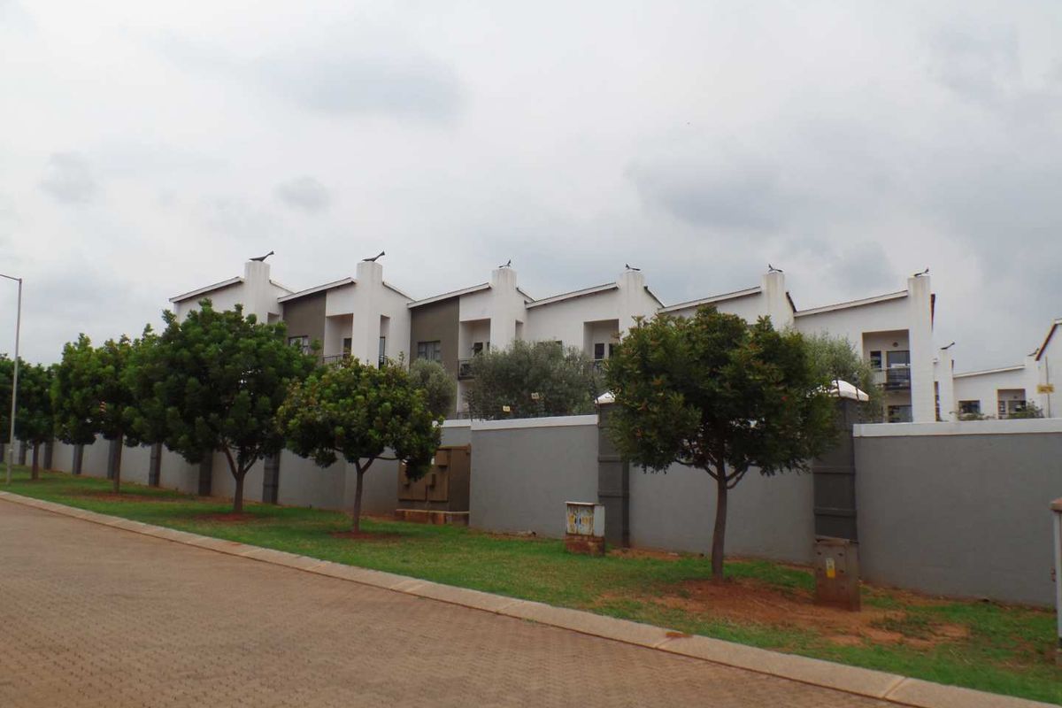 2 bed, 2 bath top floor unit in Elardus Park - Photo 3