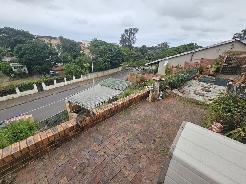 Unique home with pleasant elevated views - Photo 4