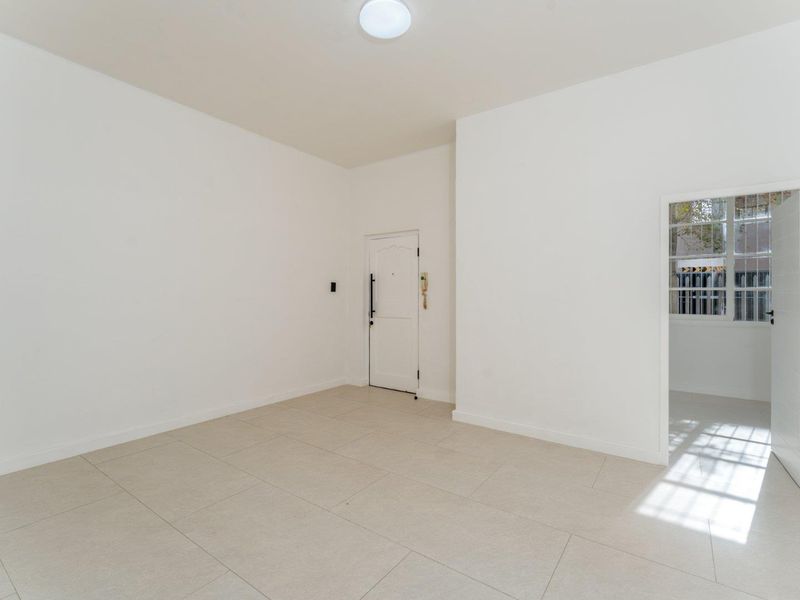 Stylish Renovated 2-Bedroom - Photo 3