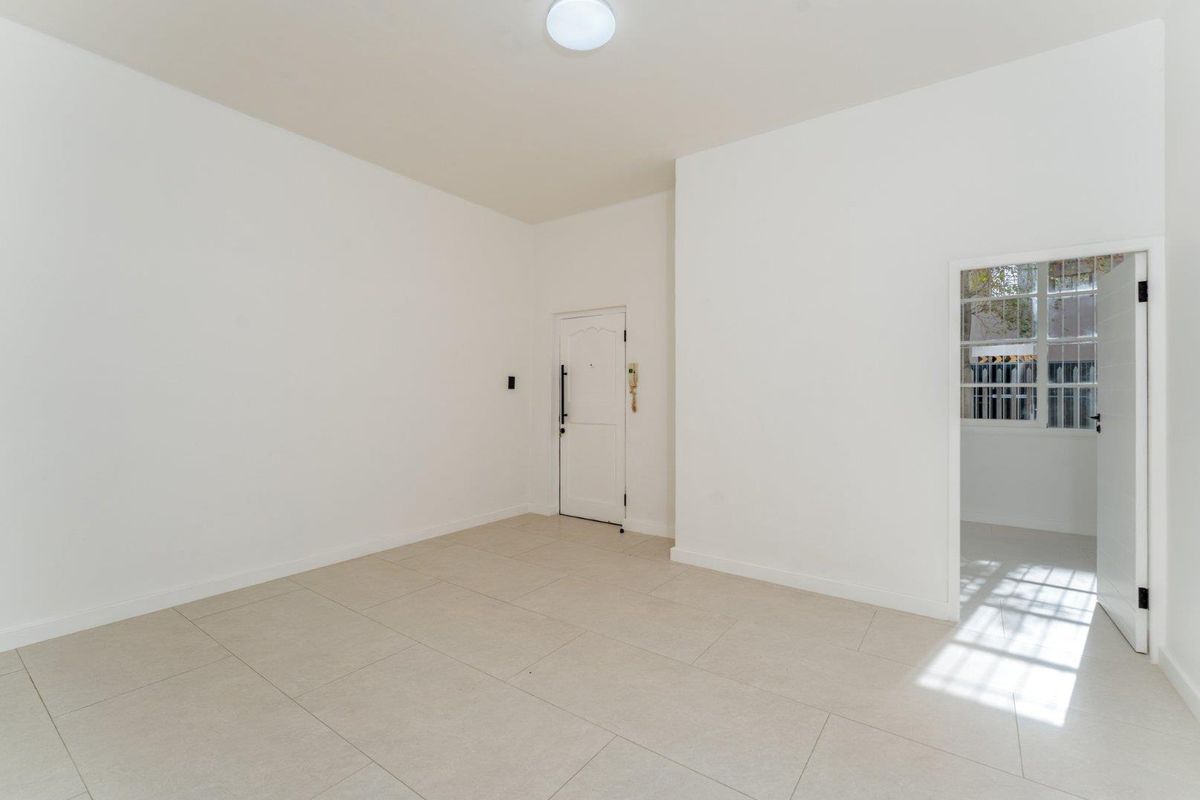 Stylish Renovated 2-Bedroom - Photo 3