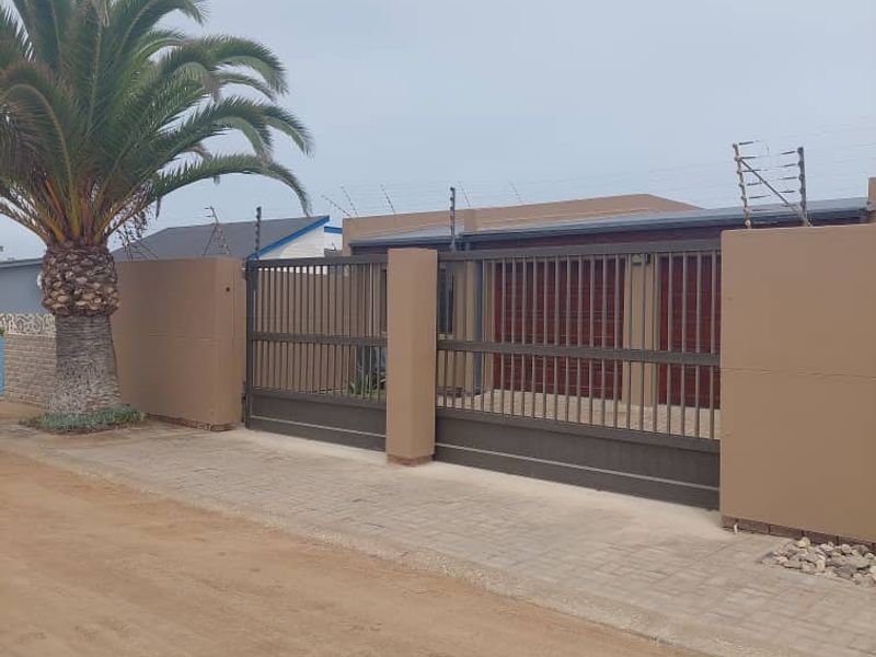 Stunning Corner Property with Dual Entrances - Ideal for Entertaining and Family Living - Photo 4