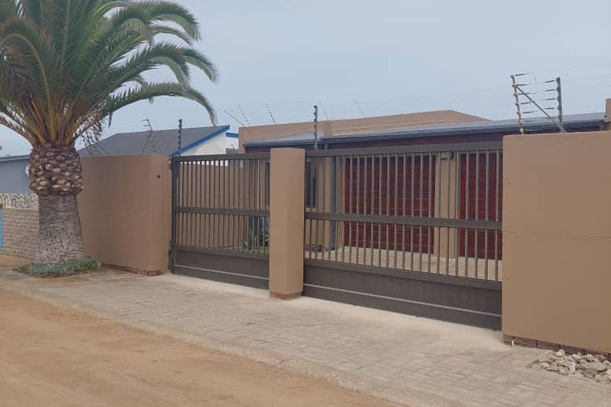 Stunning Corner Property with Dual Entrances - Ideal for Entertaining and Family Living - Photo 4