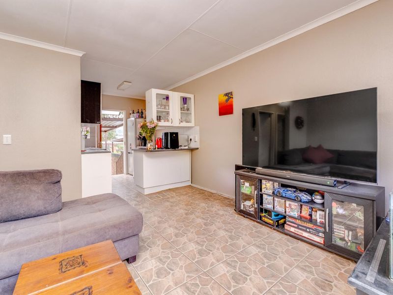 Neat 2-Bedroom Townhouse with Private Garden – Wilgeheuwel - Photo 7