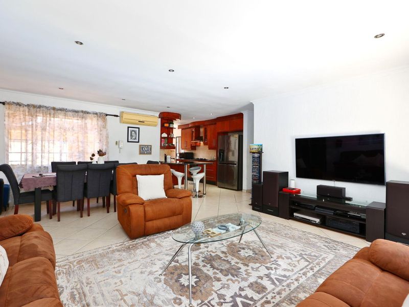 Ideally located 4 Bedroom/3.5 Bathroom Family Home - Photo 2