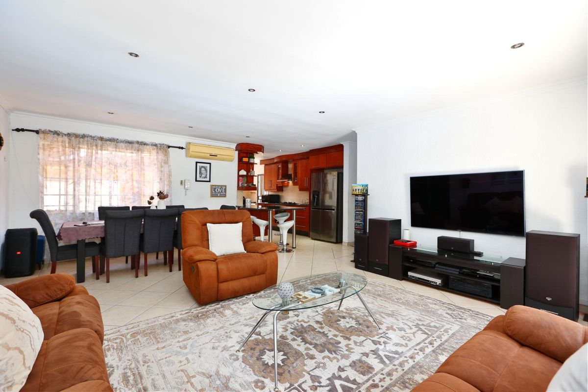 Ideally located 4 Bedroom/3.5 Bathroom Family Home - Photo 2