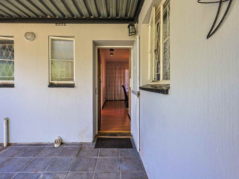 Spacious 4 Bedroom Family Home in Sought-After Garsfontein - Photo 5