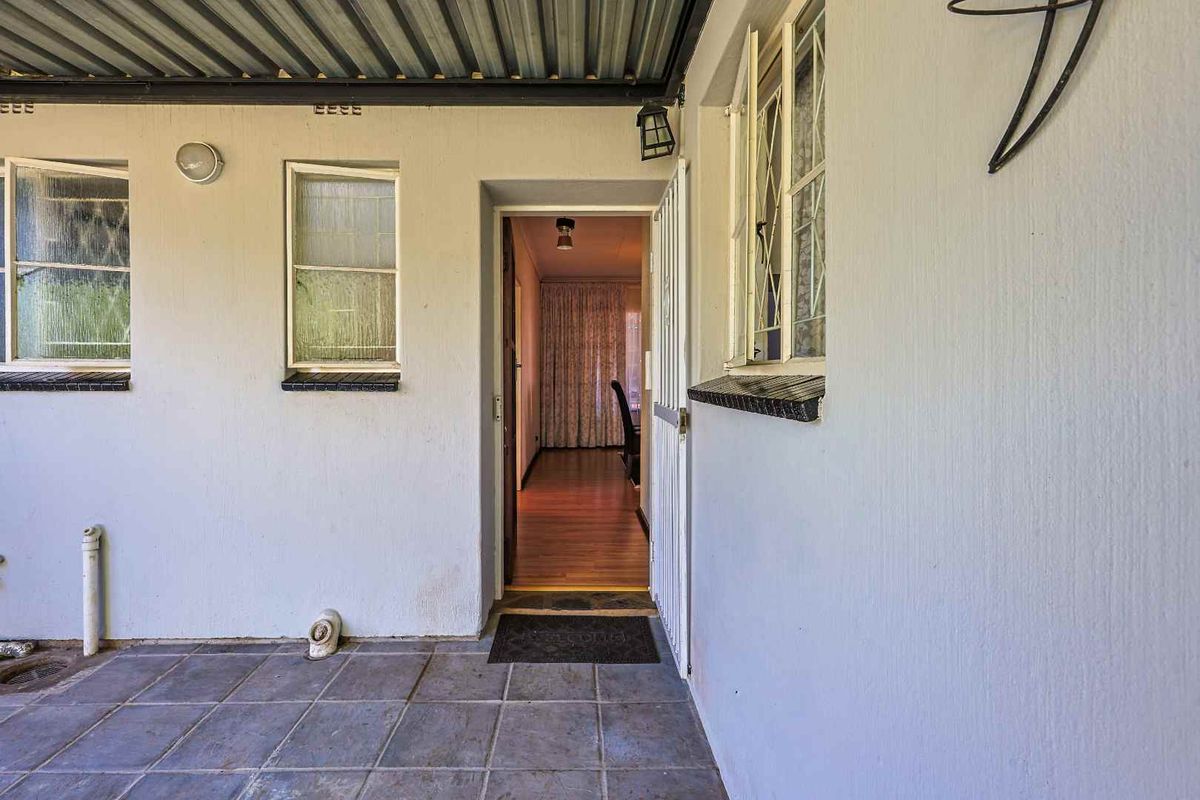 Spacious 4 Bedroom Family Home in Sought-After Garsfontein - Photo 5