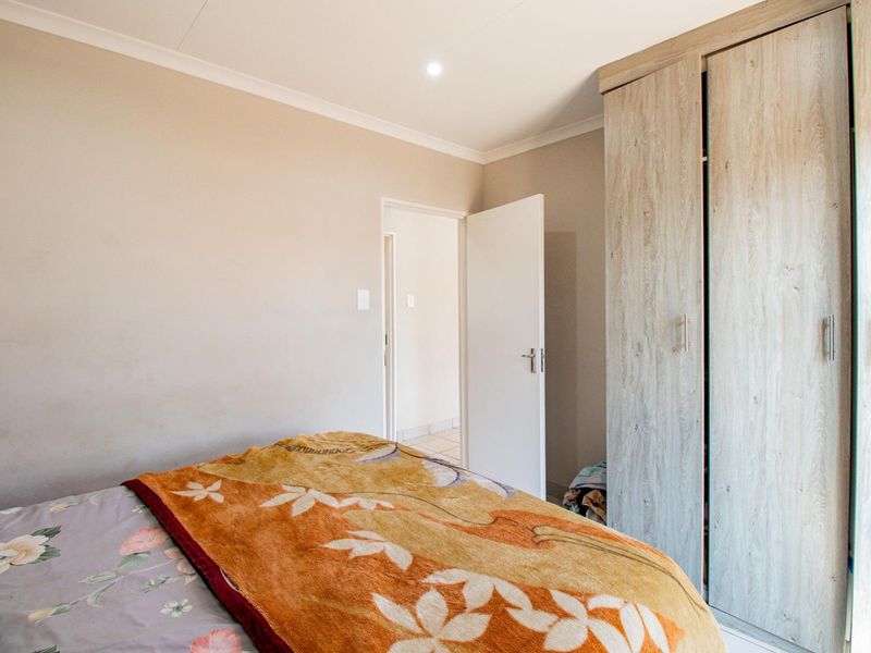 Charming Two-Bedroom Home with Modern Open Plan Living! - Photo 7