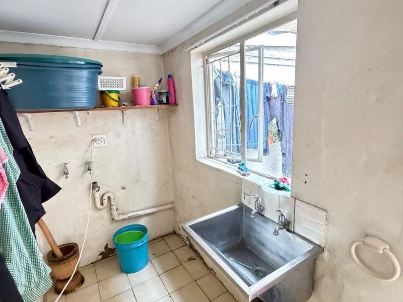 Spacious Bedrooms with Stylish Finishes in The Fountains - Photo 9