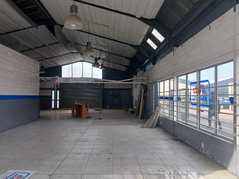 Prime Retail & Showroom Space To Let | 286–462 sqm | South Palms Centre - Photo 4