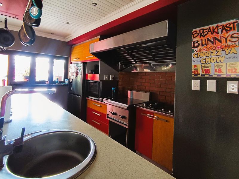 Versatile Home with 2 Flats: Family or Multiple Income Streams - Photo 10