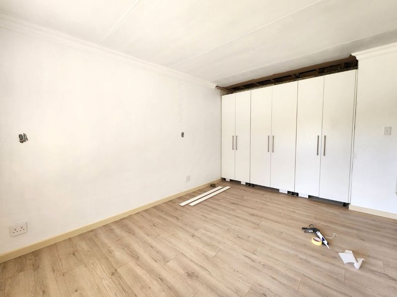 Owner asking R 1 890 000-00 Considering offers from R 1 700 000.00 - Photo 8