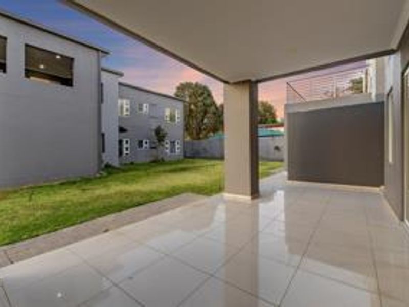 MAGNIFICENT 4 BEDROOM DOUBLE STORY HOME IN MORNINGSIDE MANOR. - Photo 3