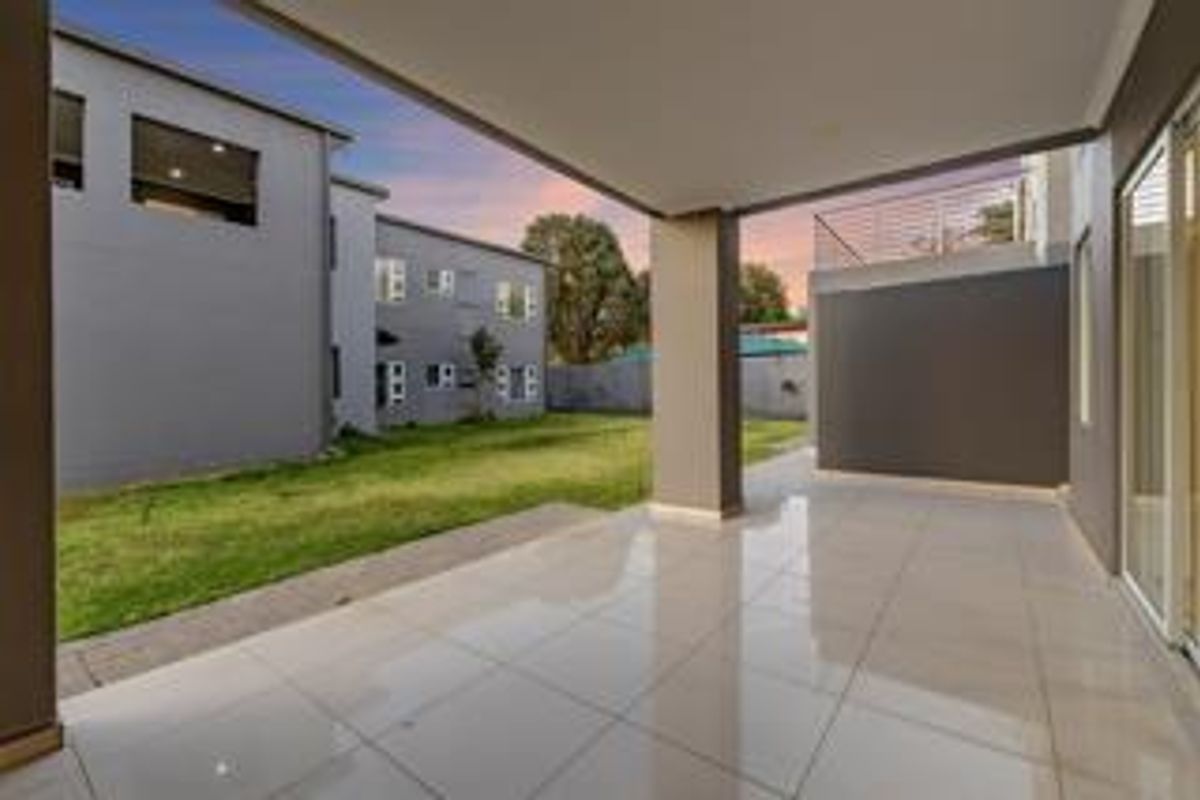 MAGNIFICENT 4 BEDROOM DOUBLE STORY HOME IN MORNINGSIDE MANOR. - Photo 3