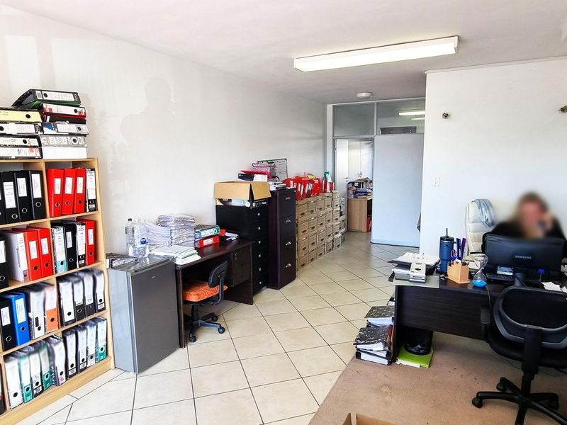 Stunning Ground Floor Office in Westlake with Excellent Exposure - Photo 3