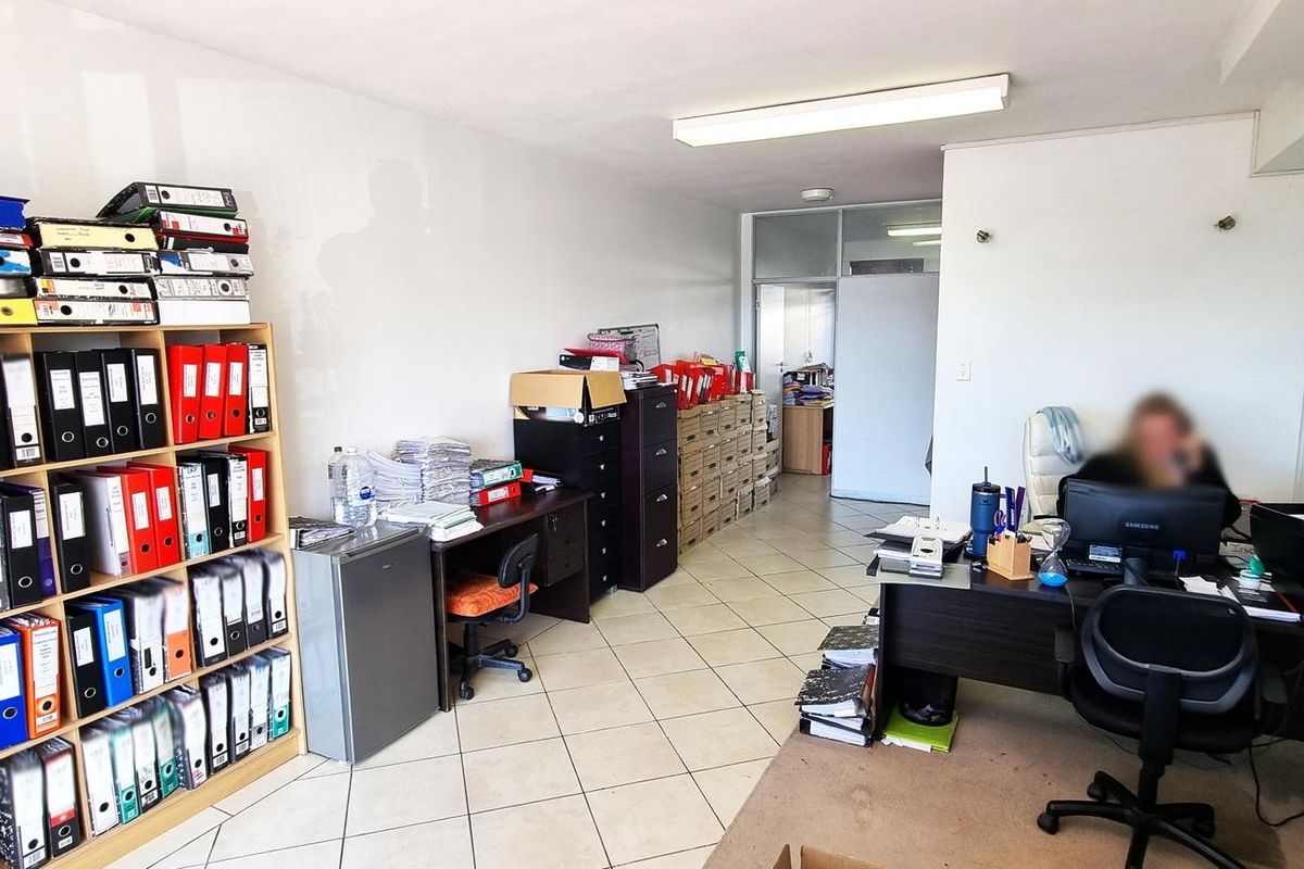 Stunning Ground Floor Office in Westlake with Excellent Exposure - Photo 3