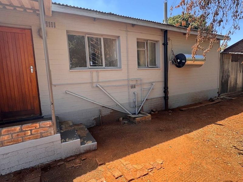 Charming 3-Bedroom Home with Expansive Outdoor Space in Beaconsfield - Photo 2