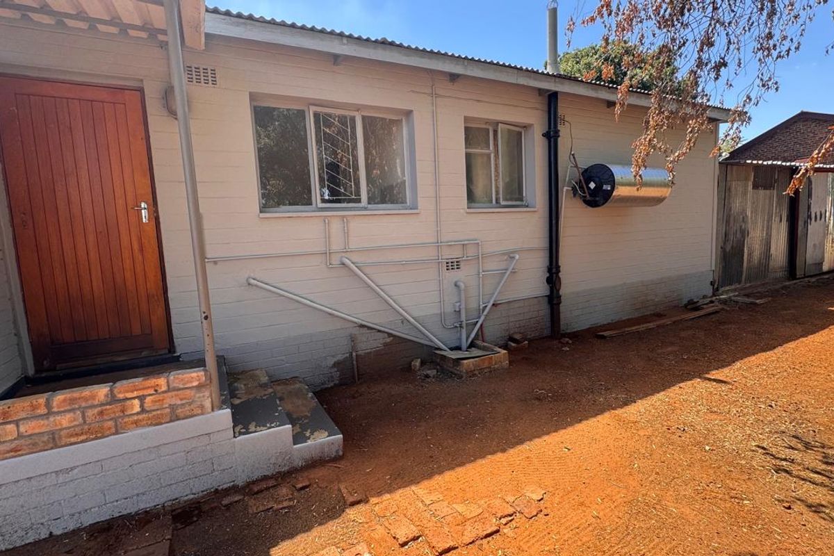 Charming 3-Bedroom Home with Expansive Outdoor Space in Beaconsfield - Photo 2