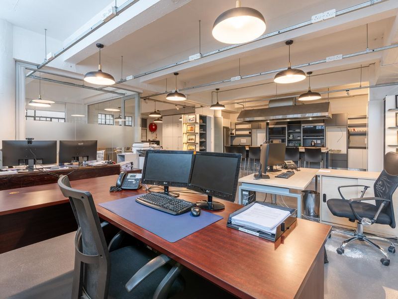 DELIGHTFUL INDUSTRIAL STYLE OFFICE TO LET - Photo 6