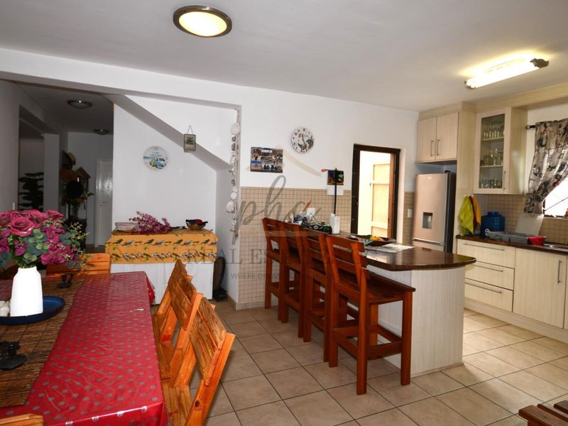 Charming Townhouse for Sale! Just a Stone's Throw from the Beach!** - Photo 5