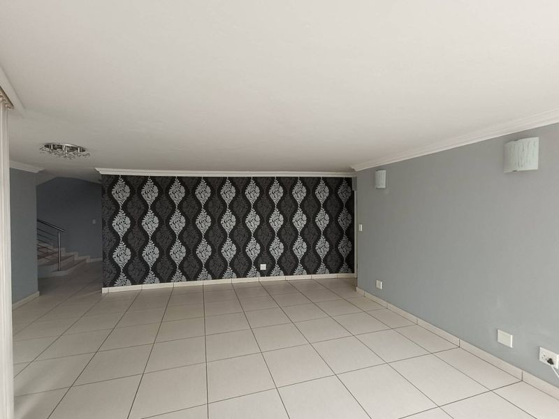 VALLEY VIEW ESTATE -  4 BEDROOM HOUSE WITH A GYM & STUDY - Photo 8