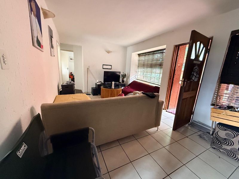 Charming 2BR Apartment: Secure, Spacious, and Central - Photo 6