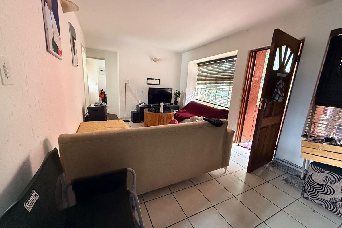 Charming 2BR Apartment: Secure, Spacious, and Central - Photo 5