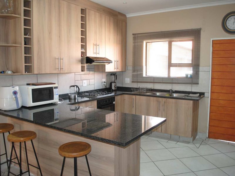 Feast your eyes on this spaciouys modern lovely 3 Bedroom Facebrick Townhouse - Photo 6