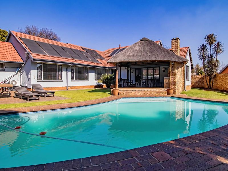 EXCLUSIVE MANDATE - An Entertainer’s Paradise & Versatile Family Haven in Glen Marais - Photo 4