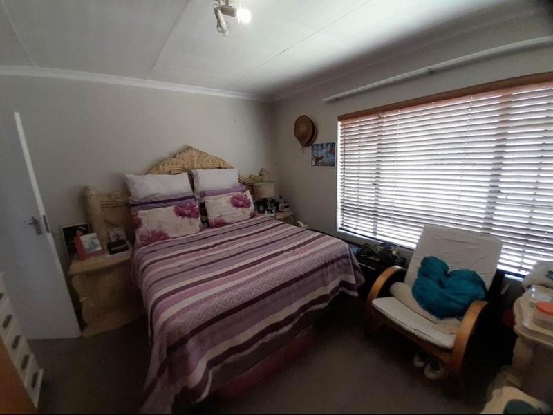 Contemporary Lock-Up-and-Go 2-Bedroom Townhouse in Ravensklip. - Photo 8