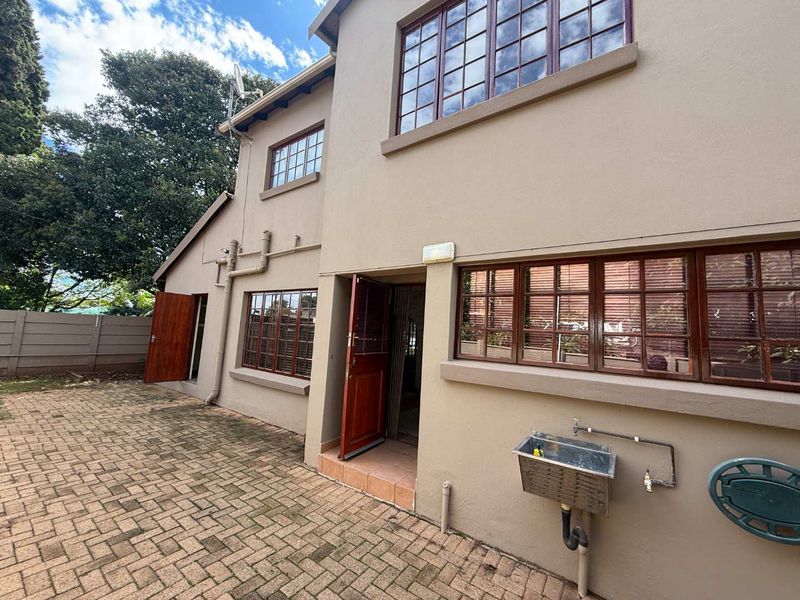 Spacious, Immaculate Duplex Townhouse Bordering Florida Park - Photo 3