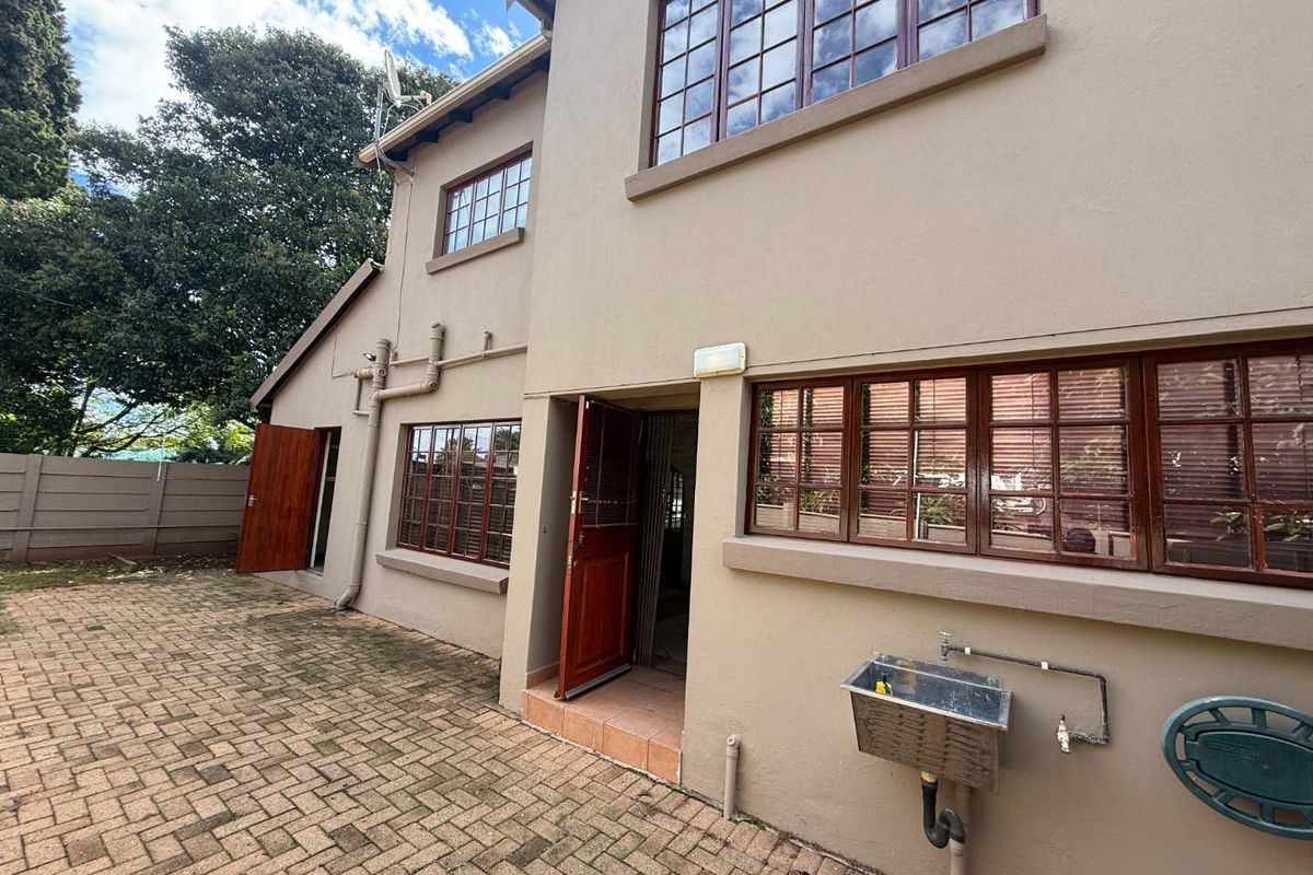 Spacious, Immaculate Duplex Townhouse Bordering Florida Park - Photo 3