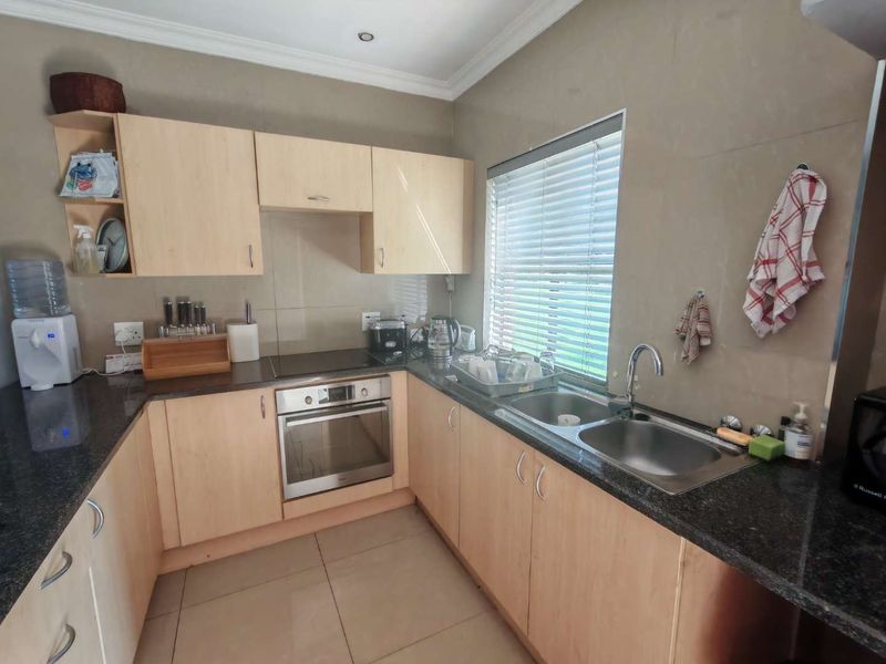 URGENT SALE!!! EXCLUSIVE MANDATE - STUNNING CORNER UNIT - OVERLOOKING THE GOLF ESTATE - Photo 3