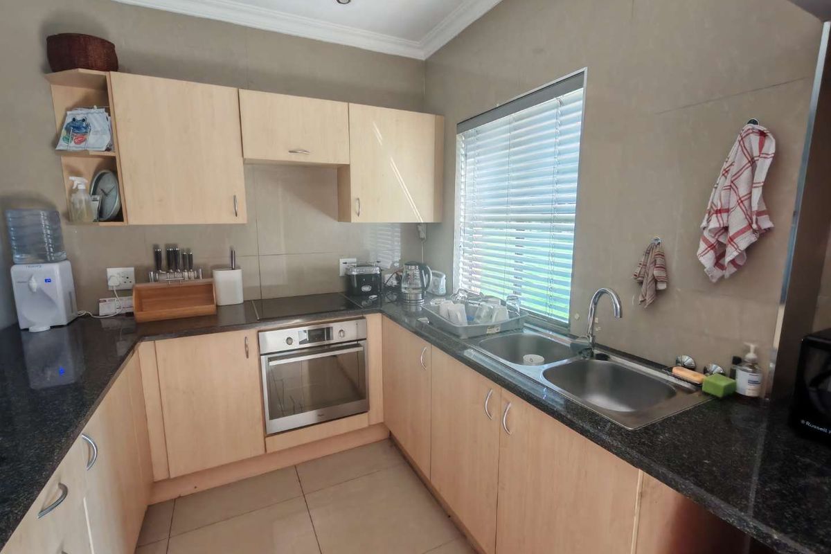 URGENT SALE!!! EXCLUSIVE MANDATE - STUNNING CORNER UNIT - OVERLOOKING THE GOLF ESTATE - Photo 3