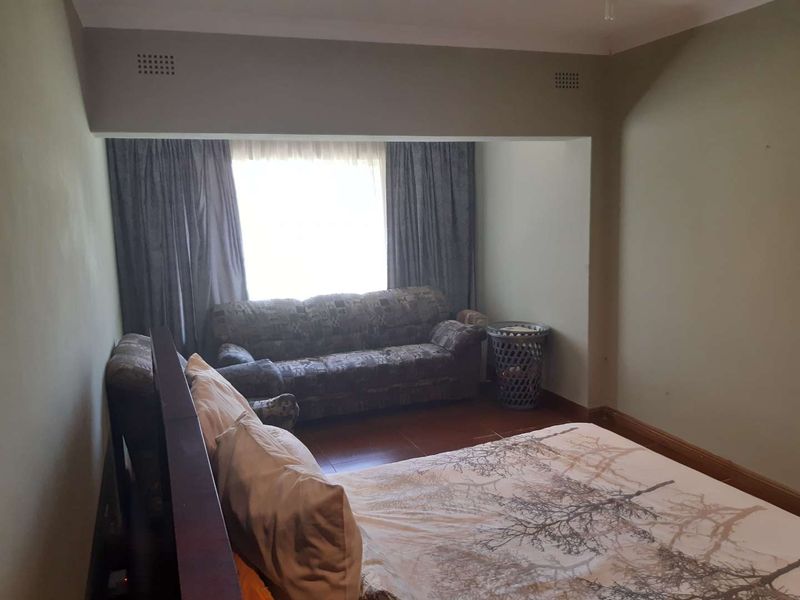 NEAT AND SPACIOUS HOME, ON A MASSIVE YARD WITH AN OUTSIDE ROOM WITH BATHROOM  N BRAAI AREA - Photo 8
